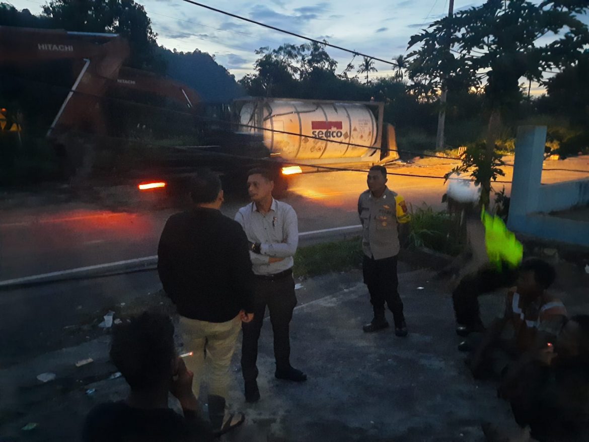 Polisi Lakukan Penyelidikan Terkait Mobil Bermuatan Getah Pinus Olahan Yang Mengalami Kecelakaan di Bener Meriah