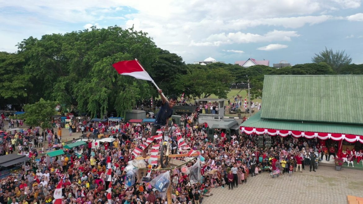 Sambut HUT RI ke-77, Lomba Panjat Pinang di Blang Padang Berlangsung Meriah 