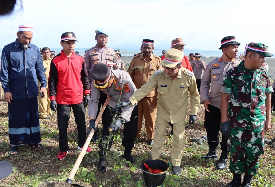 Forkopimda Banda Aceh Gelar Aksi Tanam Pohon Serentak di Pesisir Pantai Syiah Kuala