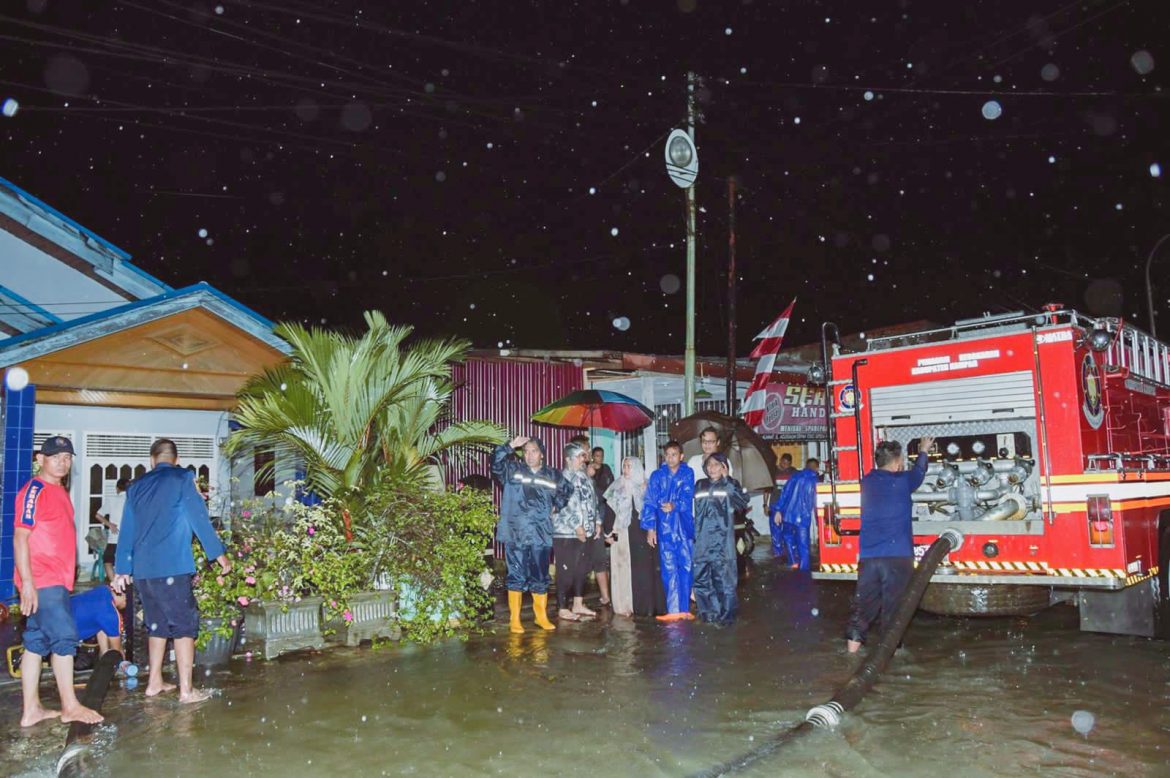 Pj Bupati Kampar H.Kamsol Bawa Mobil Damkar, Sedot Air Di Daerah Pemukiman Warga