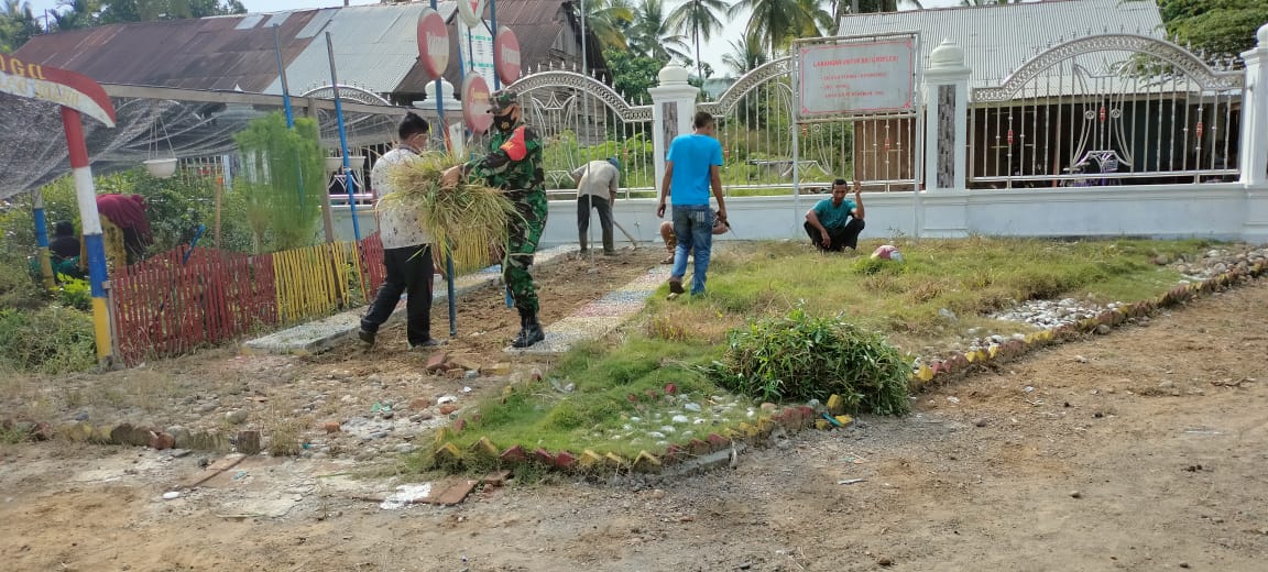 Babinsa Posramil Peusangan Selatan Bersama Warga Bersihkan Rumput Halaman Masjid