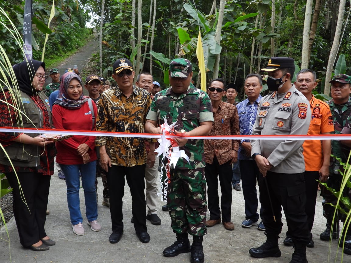 Dandim 0613/Ciamis Resmian Jalan Yang dibangun TNI & Warga di Desa Cibuluh