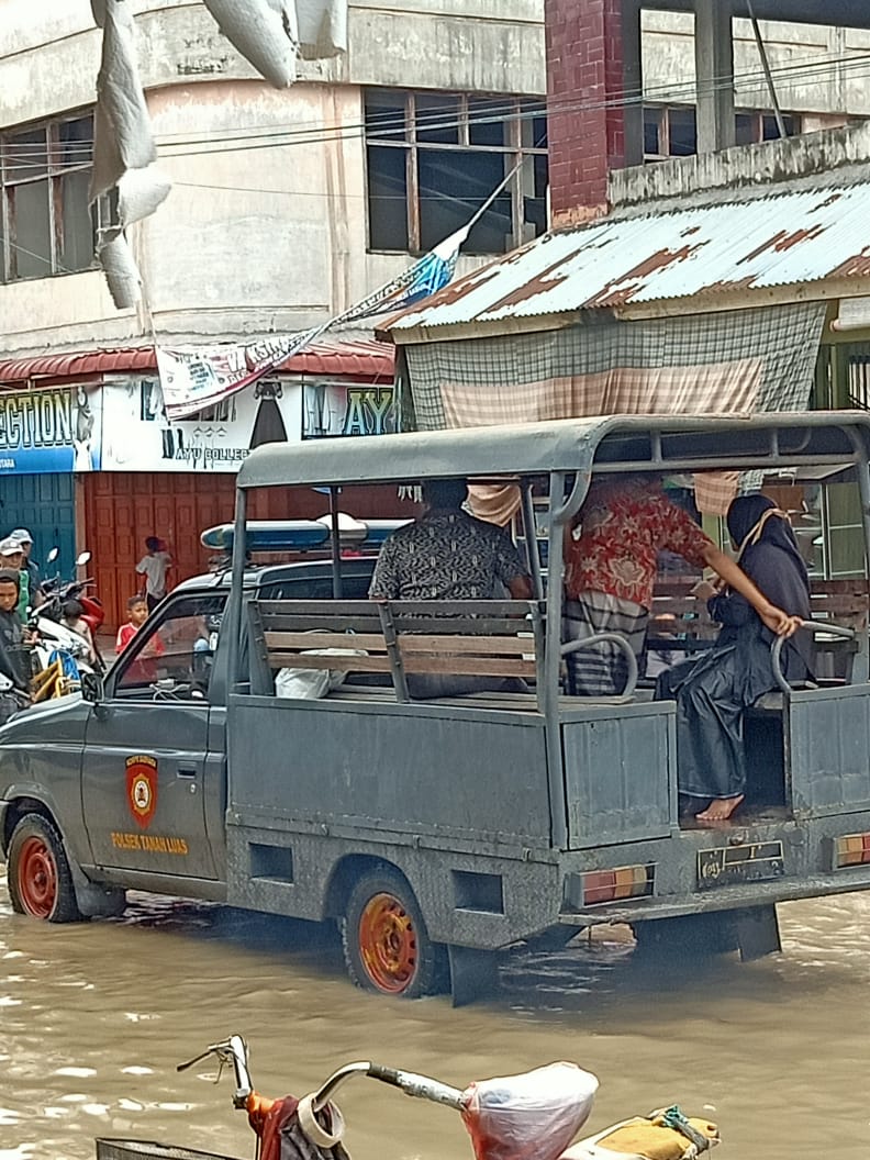 Tugas Humanis Polisi di Aceh Utara Saat Banjir