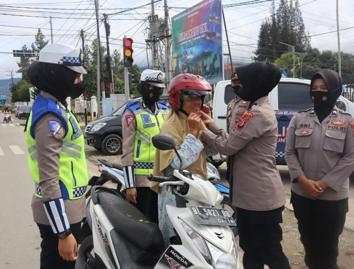 Personel Polres Gayo Lues Bagi Helm Saat Gelar Operasi Zebra Seulawah 2022