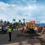 Kasat Lantas Polres Aceh Tamiang Bersama Anggotanya Tambal Jalan Berlobang