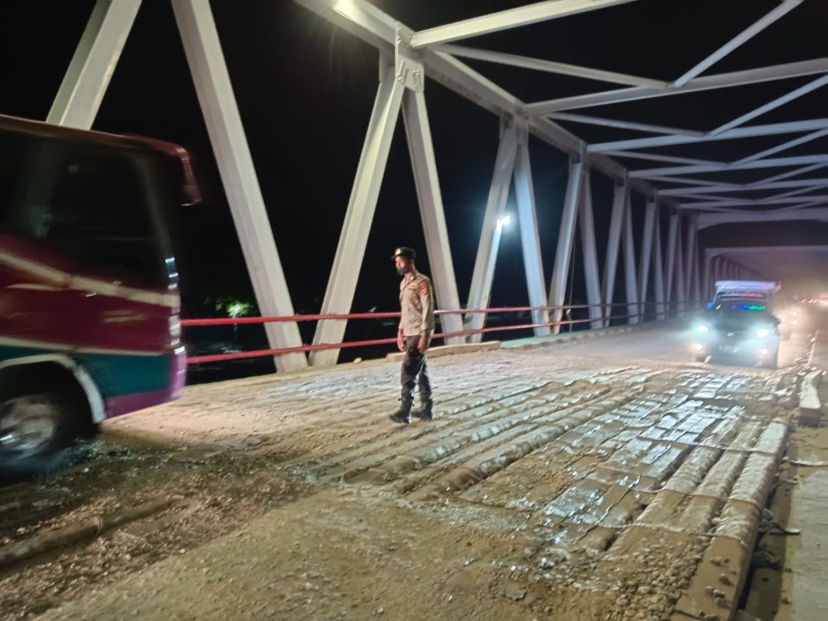 Personel Polsek Peudada, Kawal Arus Lalu Lintas di Jembatan Rangka Baja Hingga Malam Hari