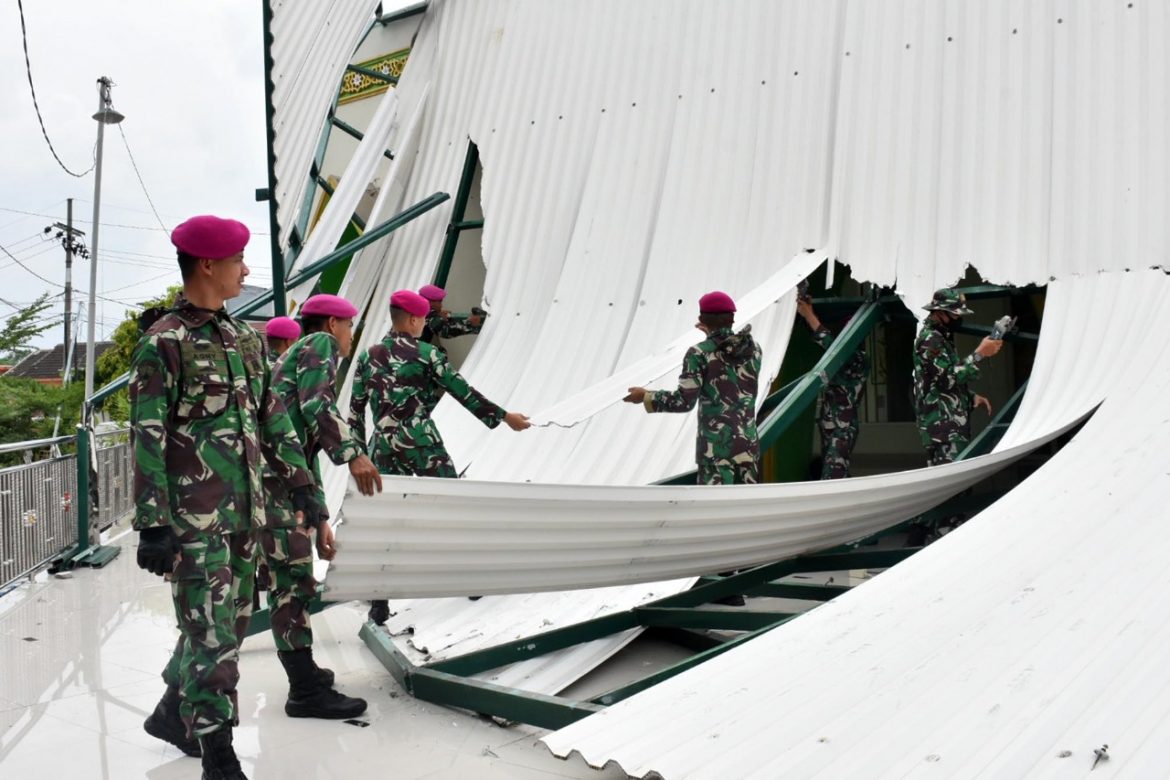TNI AL Bantu Warga Korban Angin Puting Beliung