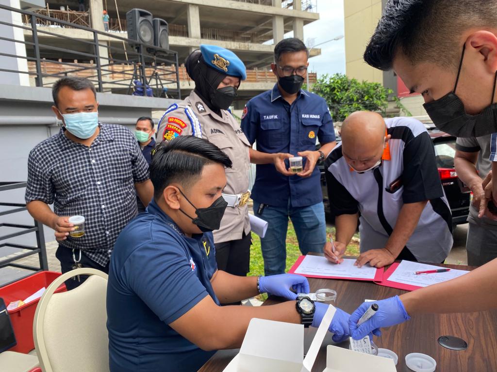 personel Polres Metro Jakarta Barat melaksanakan tes urine secara dadakan