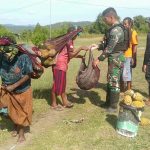 Mama Papua Jalan Jauh Bawa Hasil Kebun, Ini Dilakukan Satgas Yonif Raider 142/KJ