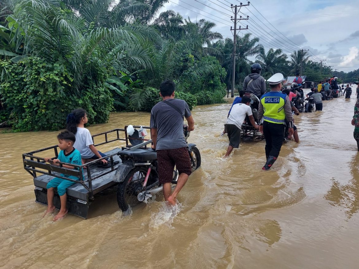 Banjir Genangi Sejumlah Desa di Aceh Tamiang, Polantas Beri Pertolongan