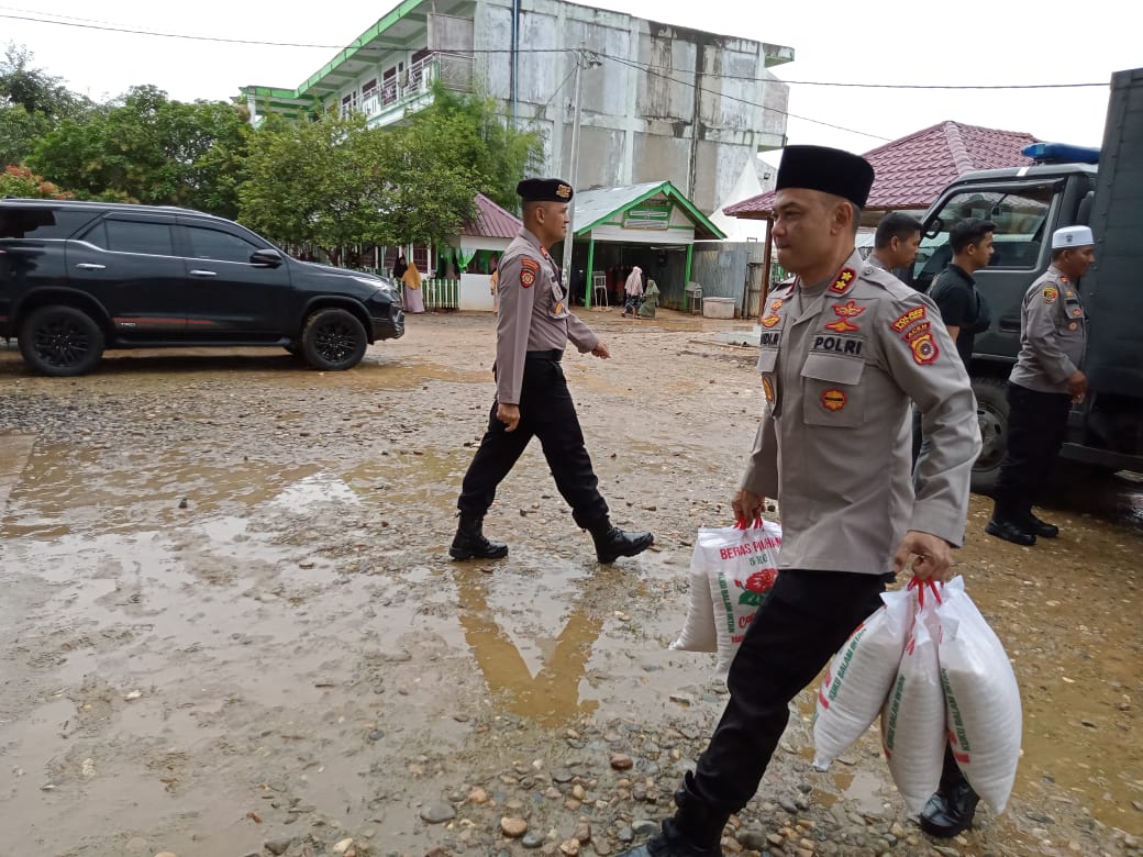 Kapolres Aceh Timur Antar Bantuan Ke Dayah Untuk Kegiatan Ulama