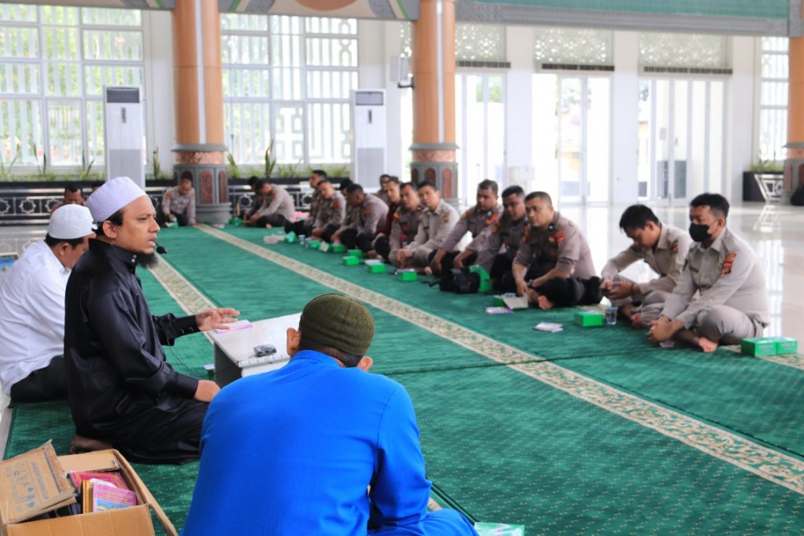 Sambut HUT ke 51 Korpri, PNS Polda Aceh Gelar Kegiatan Binrohtal di Masjid Babuttaqwa Polda Aceh