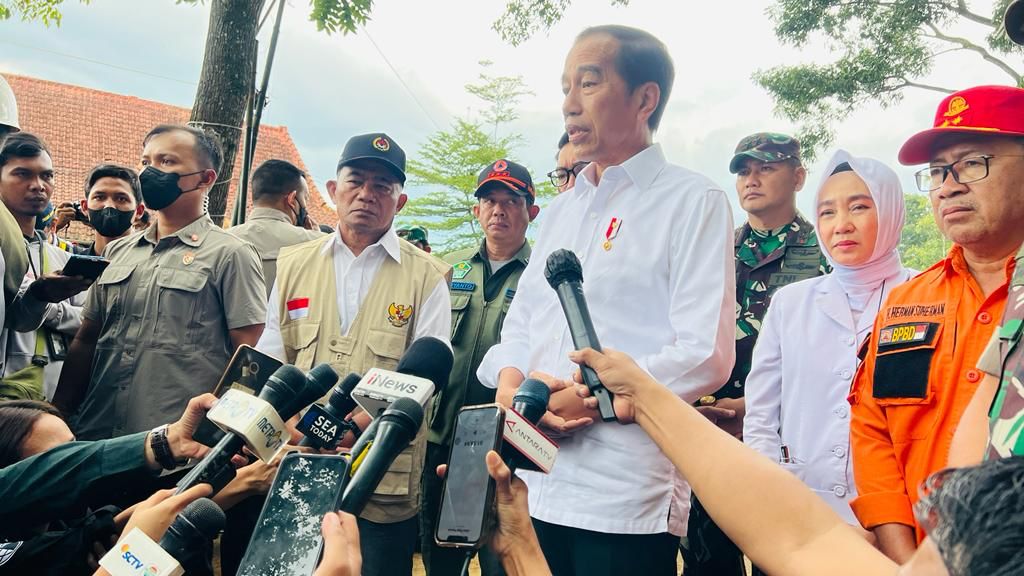Presiden Gunakan Jalur Darat ke Cianjur Pastikan Penanganan Korban Gempa