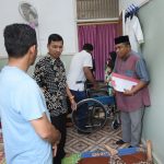Farid Nyak Umar Bantu Kursi Roda untuk Warga