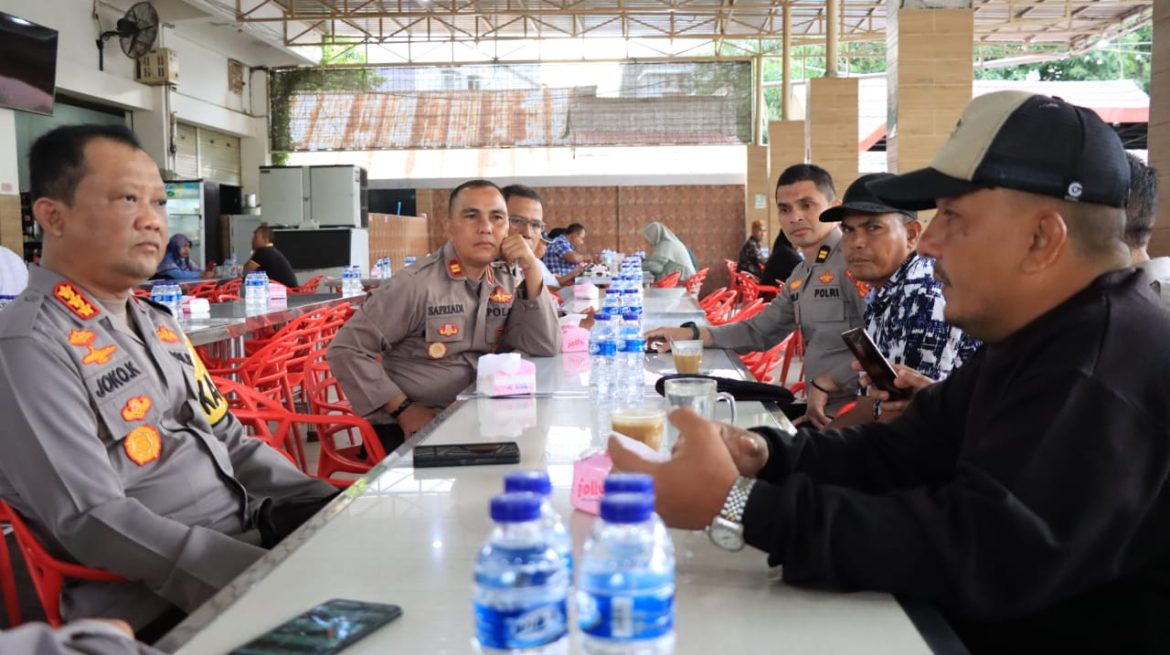 Kapolresta Banda Aceh Berikan Bantuan Kepada Abang Becak & Petugas Parkir dalam Giat Jumat Curhat