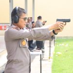 Pejabat Polda Aceh Kompak Latihan Menembak