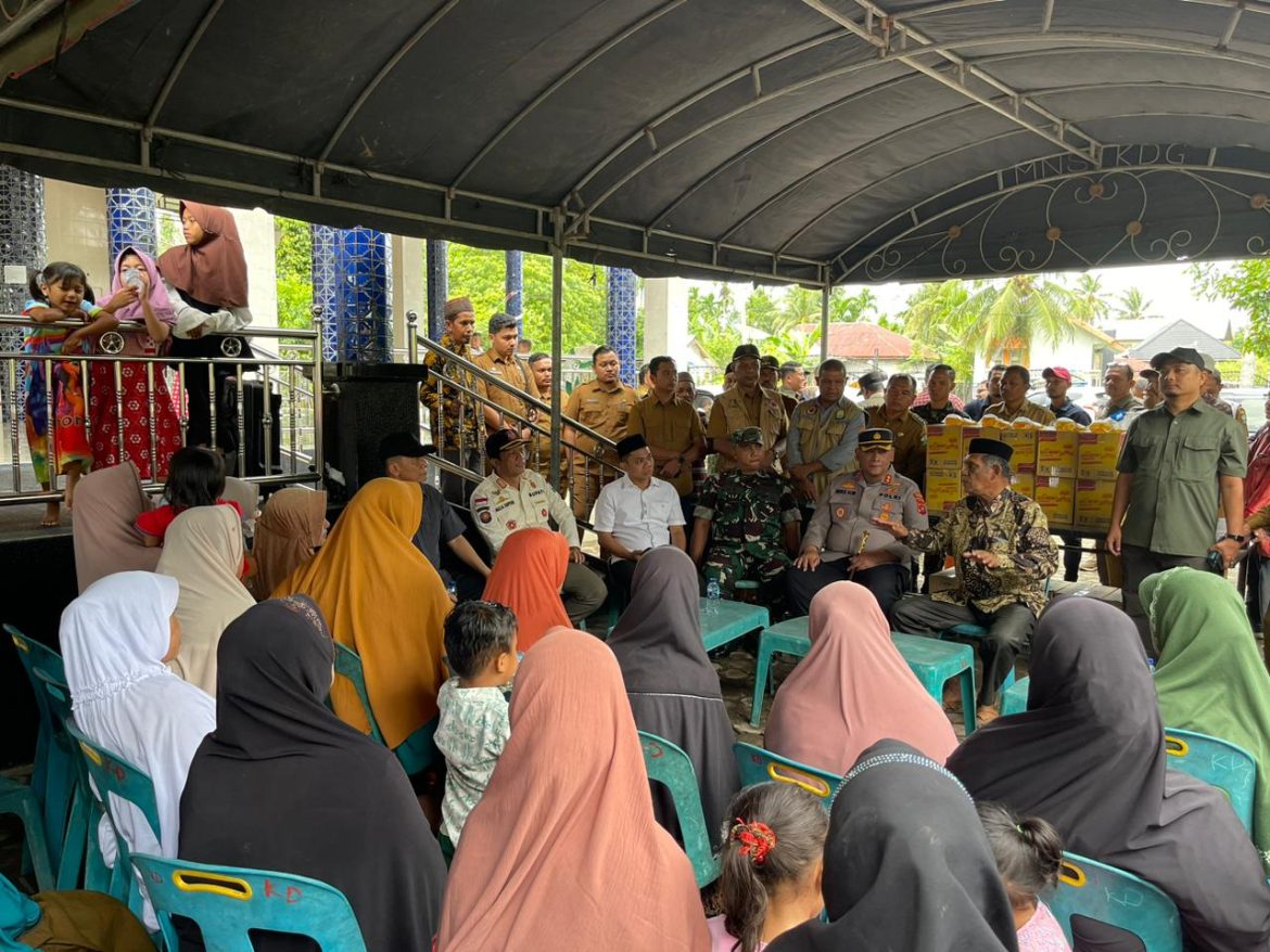 Kapolres Bireuen Dampingi Pj Gubernur Aceh Tinjau Lokasi Pasca Banjir Samalanga