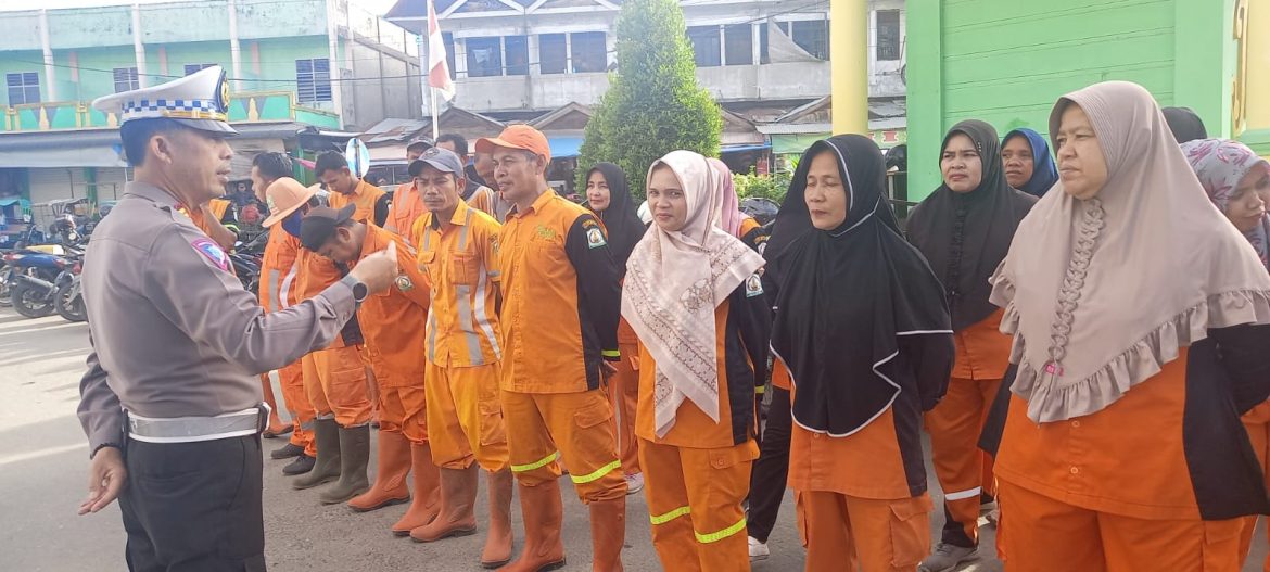 Ini Yang Dilakukan Kasat Lantas Polres Aceh Tamiang Saat Patroli Dialogis Dengan Petugas Kebersihan