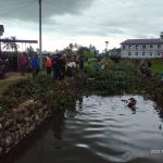 Guna Mengantisipasi Terjadinya Banjir Warga Kompleks Perumahan Permata Puni Melaksanakan Gotong Royong Membersihkan saluran irigasi Aneuk Krueng Daroy 