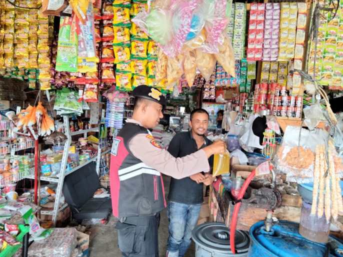 Personel Polsek Bubon melaksanakan pengecekan harga sembako