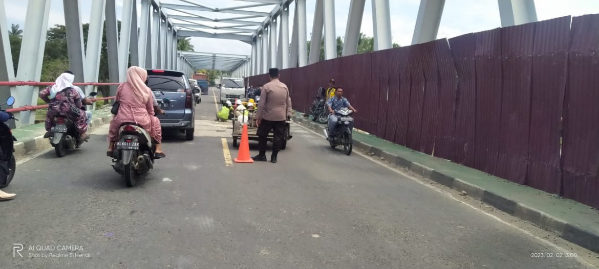 Anggota Polsek Peudada Mengatur Arus Lalu Lintas Di Jembatan TPI Peudada.