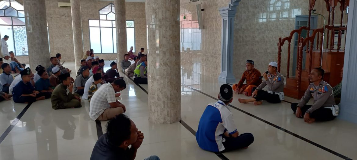 Kasat Lantas Polres Aceh Tamiang Edukasi Keselamatan Berlalulintas Kepada Jamaah di Masjid