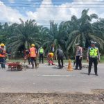 Melihat Ruas Jalan Berlobang di Aceh Tamiang, Polantas Bersama PPK 1,5 Jalan Nasional Tidak Tinggal Diam