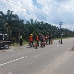 Atasi Jalan Lintas Nasional Berlobang PPK 1,5 Dan Satlantas Aceh Tamiang Tambal Jalan