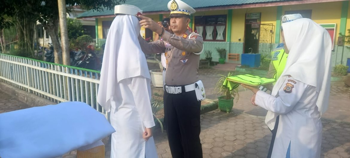 Kasat Lantas Polres Aceh Tamiang Lantik Siswa SMA Jadi Anggota PKS