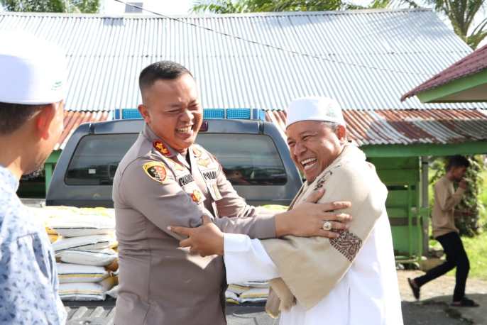 Kapolres Aceh Barat Serahkan Bantuan Setengah Ton Beras Kepada Dayah Madinatuddiniah Al Munawwarah