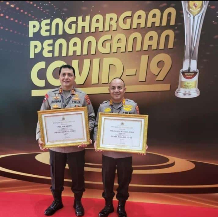 Kapolda Aceh dan kapolresta Banda Aceh terima penghargaan pada puncak acara PPKM Award 2023