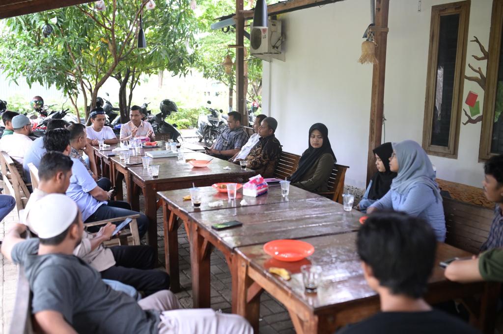 Datangi Basecamp Aceh Bergerak, Ketua DPRK Banda Aceh Diskusi Film Bersama Sineas Muda