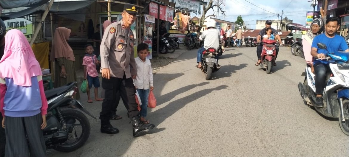 Personel Polsek Kembang Tanjung Lakukan Pengamanan Pasar Tumpah