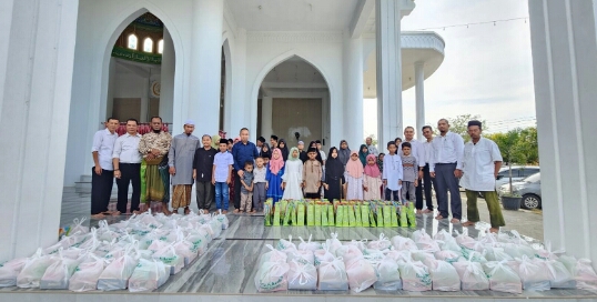PT. Bank Aceh Syariah Bireuen Bagi Paket dan Santunan Anak Yatim di Kabupaten Bireuen