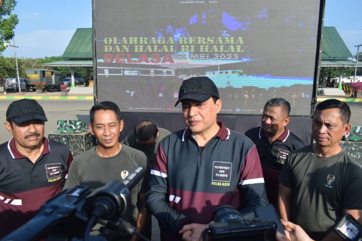 Pangdam IM dan Kapolda bersama Parjurit TNI Polri Kompak Berdampingan Olah raga dan Halal Bihalal bersama di Lapangan Blang Padang.