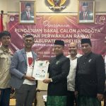Ulama Kharismatik Aceh Peusijuek Puluhan Bacaleg PKB di Bireuen