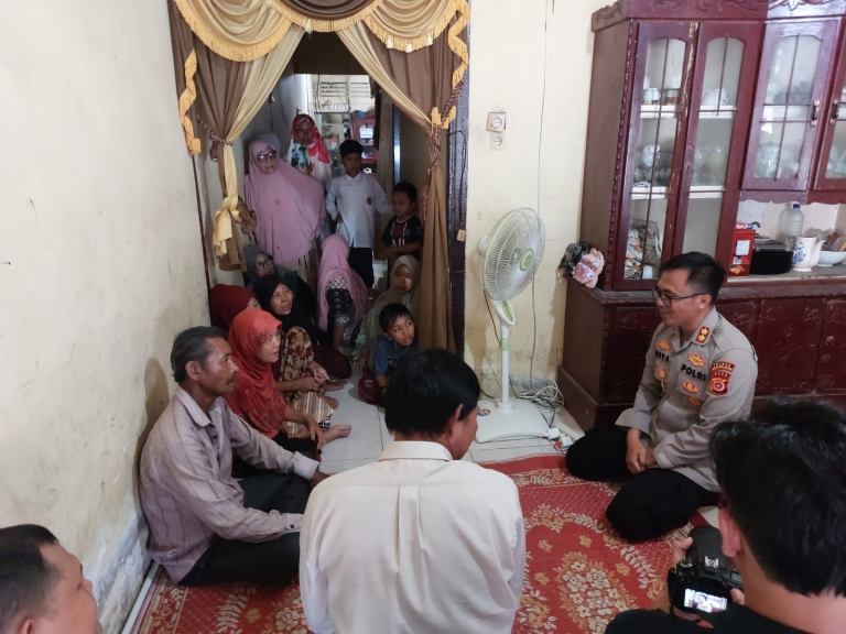 Kapolres Aceh Selatan Kunjungi Keluarga Korban Pembunuhan Di Desa Siurai – Urai
