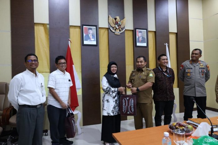 Pj Bupati Aceh Besar menerima kunjungan Tim Monitoring dan Evaluasi (Monev) Program Pupuk Bersubsidi serta Deteksi dalam Tata Kelola Penyaluran Bantuan Alat dan Mesin Pertanian