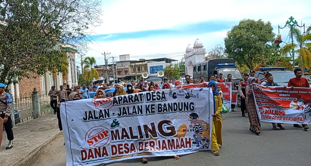 Beberapa Massa yang tergabung dari LSM, FAKSI, BAI, dan FKPPA melakukan Aksi Demo Mengusut tuntas Kasus PDAM Tirta Peusada dan juga terkait dana Study Tuor ke Bandung