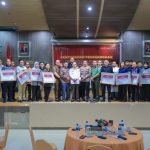 Pj Wali Kota Banda Aceh Serahkan Penghargaan kepada 30 Wajib Pajak
