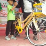H. Mukhlis Takabeya Memberikan Sepeda Kepada Pemenang Gowes HUT Bireuen Ke 24 Tahun.