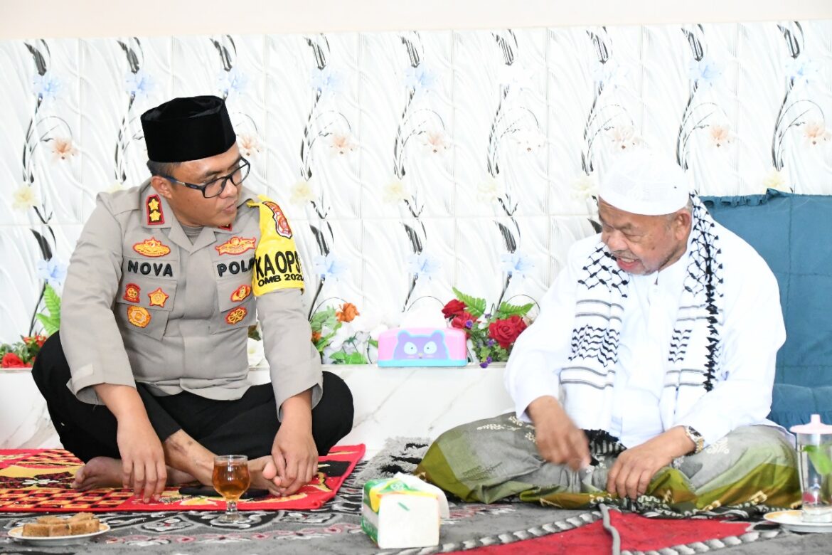 Abu Paya Pasi Peusijuk Kapolres Aceh Timur